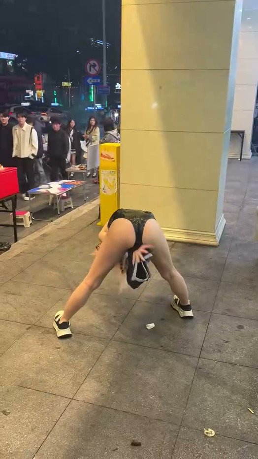 长沙解放西五一广场长沙火锅店金毛女当众吃鸡五分钟一镜到底完整版
