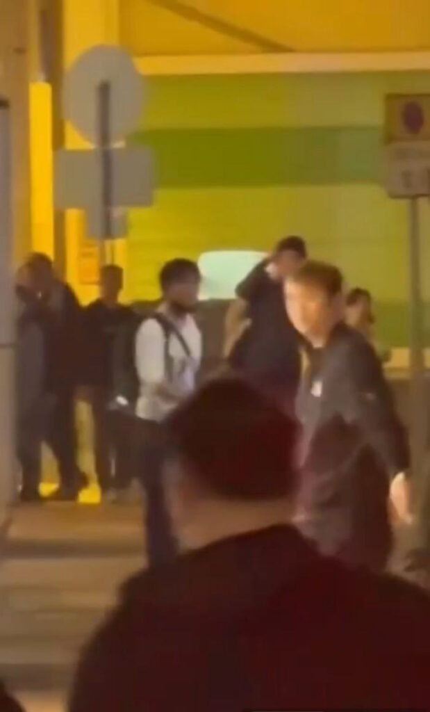 香港屯门突发暴力事件一男子手持刀具挟持人质