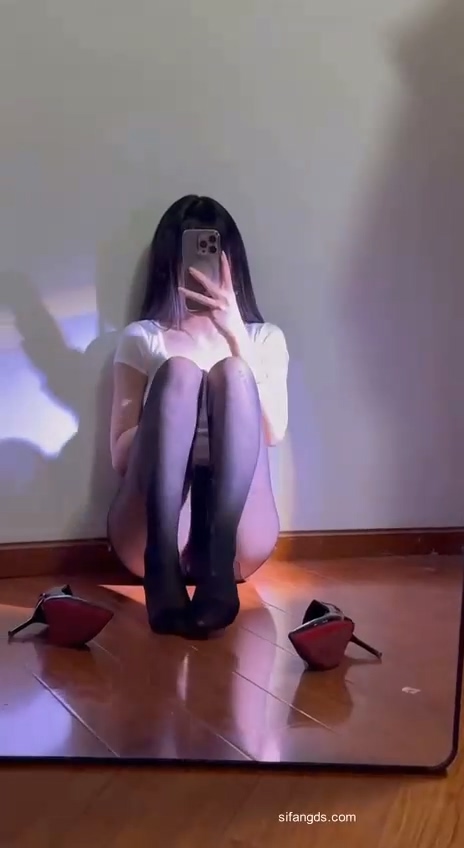 12万粉丝抖音网红可爱的糖长腿御姐私密诱惑福利视频流出