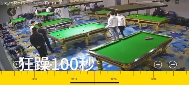 台球厅双子星精神小妹一言不合上演全武行对砍