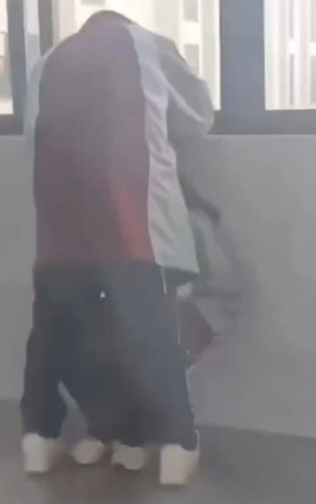 江苏淮阴大专职校教室走廊吃鸡事件大学生情侣当众口活