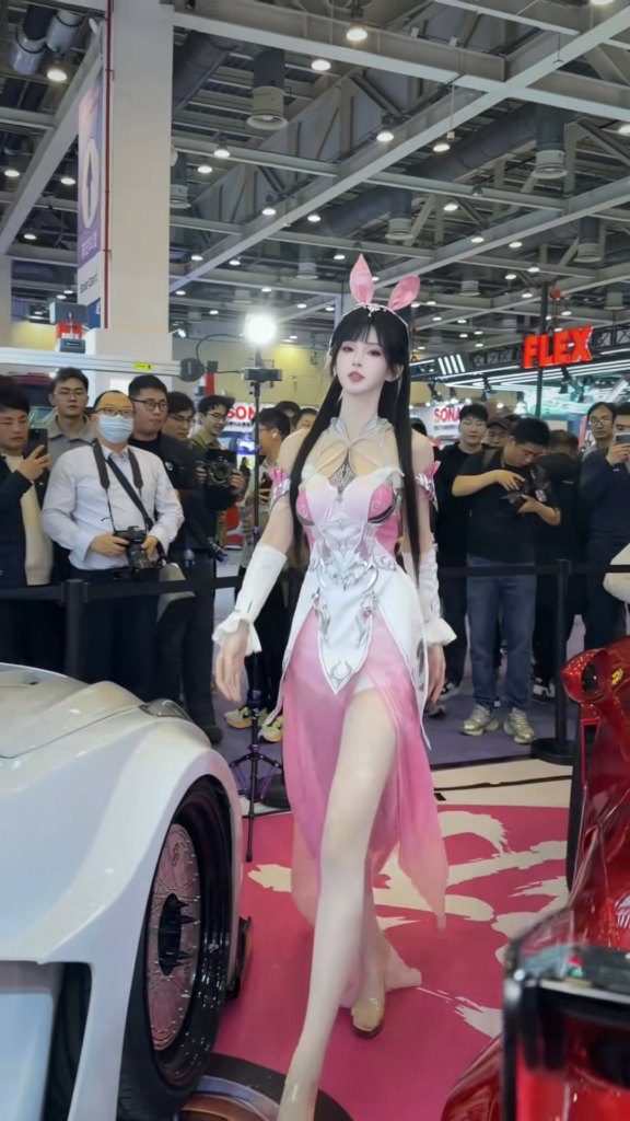 王者荣耀世界展台coser纸鱼拒绝粉丝比心互动