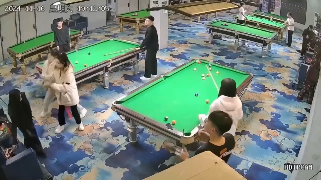 台球厅双子星精神小妹一言不合上演全武行对砍