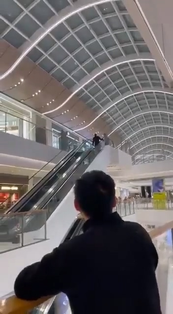 南昌万象城突发伤人事件男子手持利器重伤路人