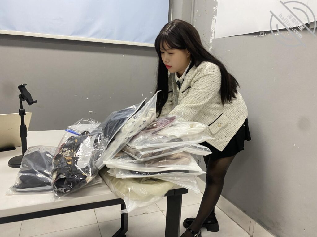 至100章节[长篇连载:舅妈的爱情故事]软硬兼施的想哄骗舅妈翘班去开房-来自海角社区的真实故事经历