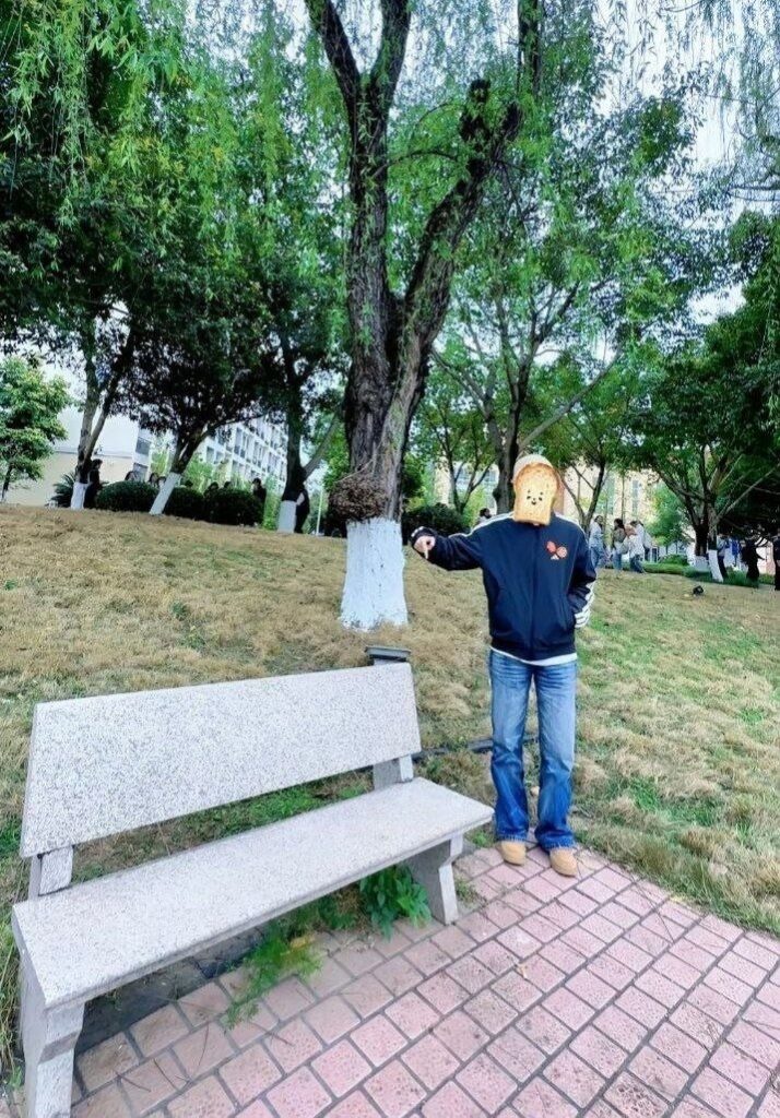 四川成都文理学院在校生情侣教学楼前放飞自我多角度视频刷爆抖音