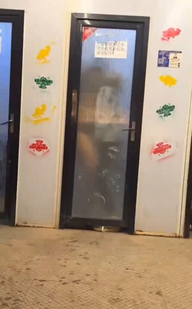 淄博烤肉店走红不是肉是厕间激情视频成网红笑柄全城围观尴尬爆笑