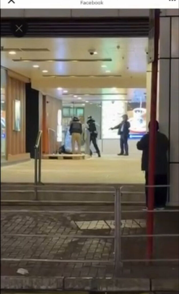 香港屯门突发暴力事件一男子手持刀具挟持人质