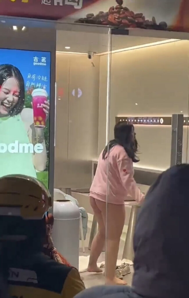 古茗扔茶再上热搜平邑莲花山古茗扔茶一女子分手崩溃果奔