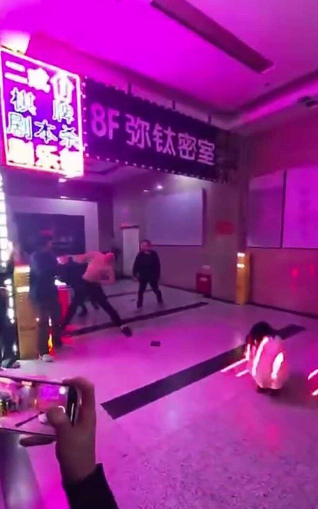 国服腕豪上线精神小伙街头1v3不落下风