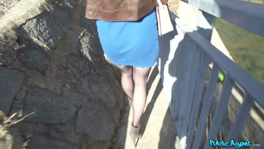 海外版真心话大冒险捷克街头搭讪公交站偶遇丰满少妇