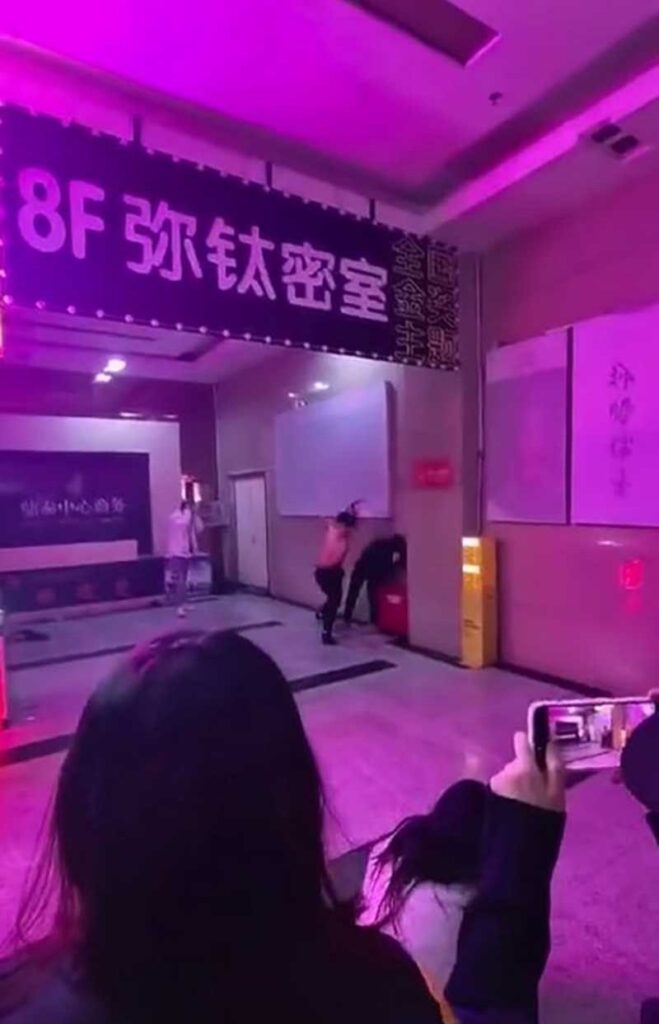 国服腕豪上线精神小伙街头1v3不落下风