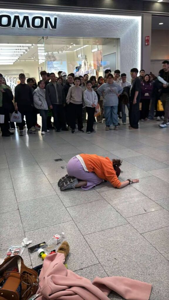 北京大兴荟聚耐克xxn套现失败现场脱衣撒泼