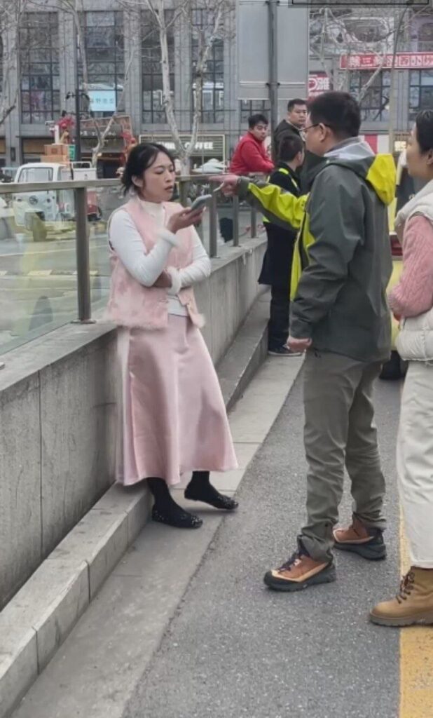 扬州万象汇加塞女司机被当场掌掴始末现场视频完整版