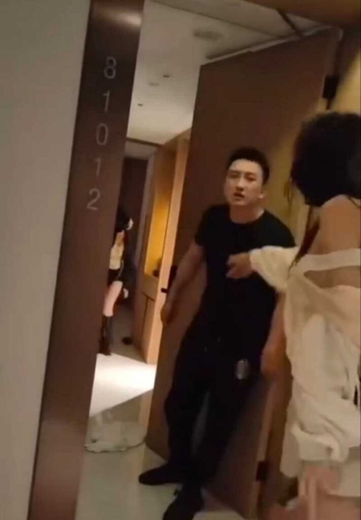 创业导师出轨翻车抖音网红妖怪ZZzAI被女友酒店当场抓歼