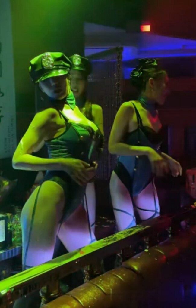 又是羡慕富哥的一天杭州顶级夜店视频流出曝光情趣女神湿身诱惑