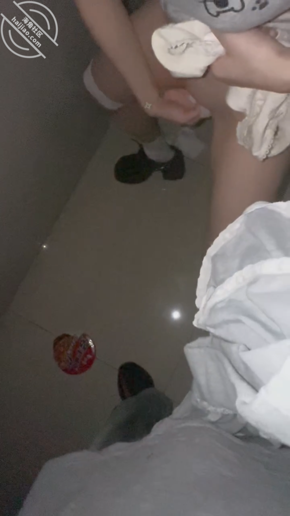 至151章节[长篇连载:意银自己妹妹]看着妹妹跟另外着姐妹进了房间就开始幻想-来自海角社区的真实故事经历