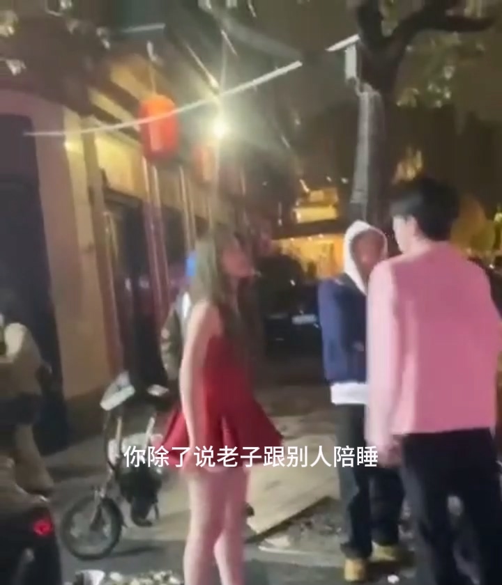 兜不住屎的0武汉十三郎酒吧红裙女爆料男友出轨做0