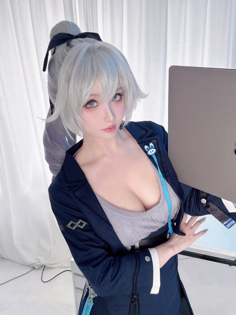 Rioko凉凉子[18+福利姬coser写真集]崩坏3cosplay梅里布洛妮娅Bronya Zaychik[50p+12v]（共50张图片）