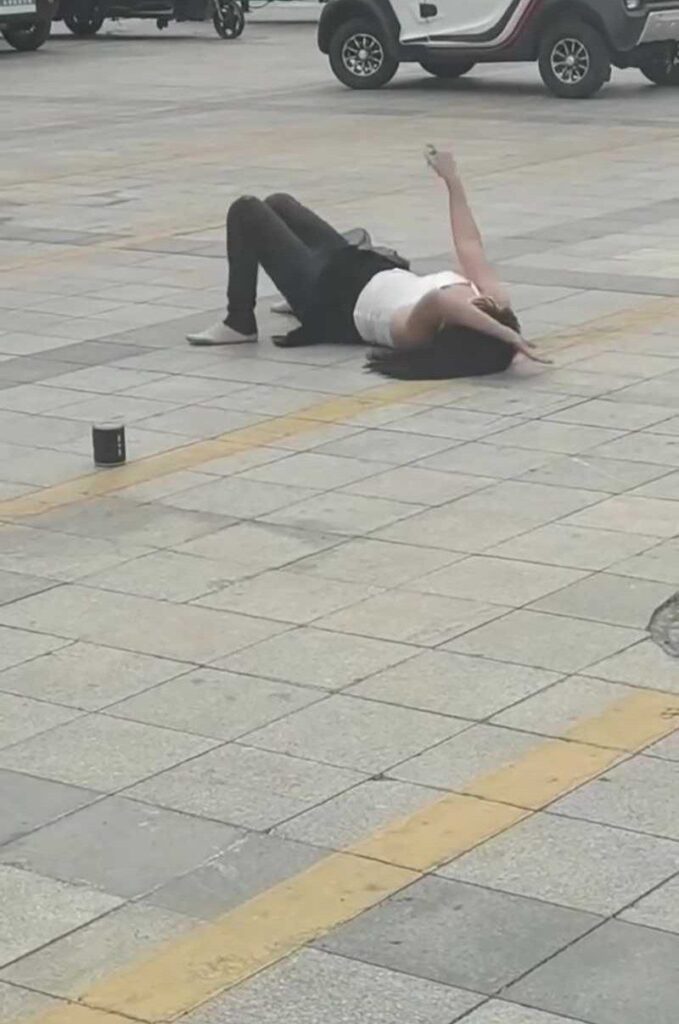 江苏泰兴大润发门前泰兴街头情绪崩溃失控撒泼打滚当众脱衣