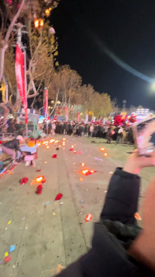 跨年惊魂夜青岛吾悦广场跨年活动氢气球爆炸现场一片狼藉