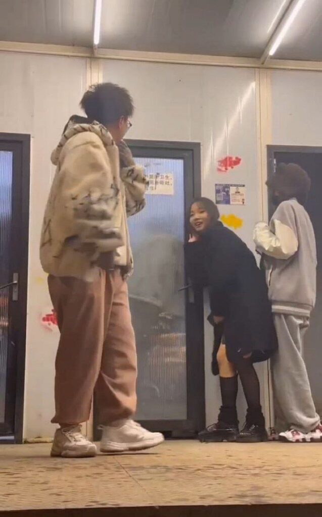 淄博烤肉店走红不是肉是厕间激情视频成网红笑柄全城围观尴尬爆笑
