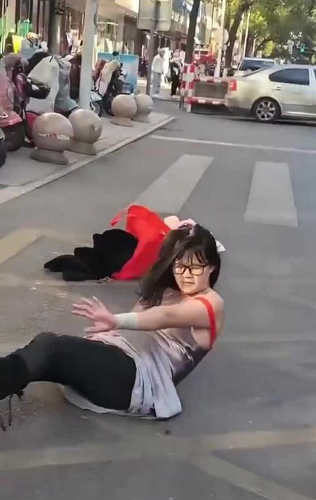 江苏泰兴大润发门前泰兴街头情绪崩溃失控撒泼打滚当众脱衣