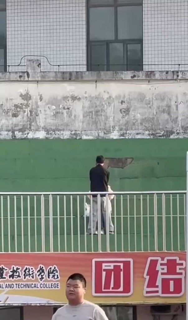 河南信阳职业学院大学生情侣公开课Cao场上演活春宫