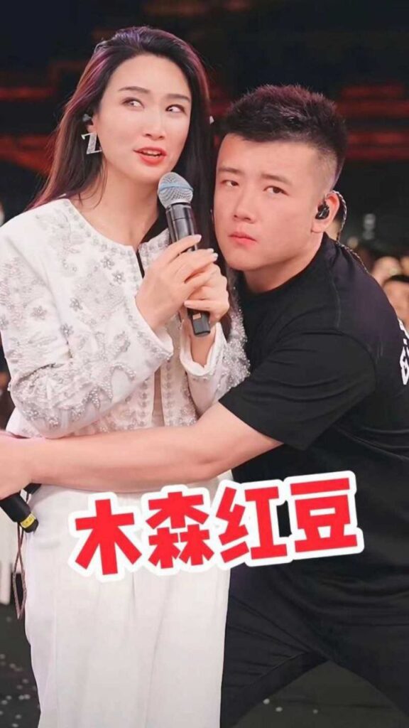 1300万粉丝网红红豆直播上线手撕男友出轨女助理小媛