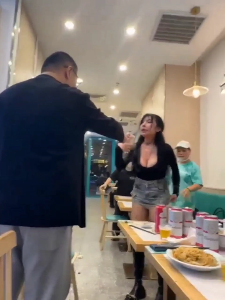 打架打出圈上海长寿路餐厅上演全武行极品大杯御姐现场对波