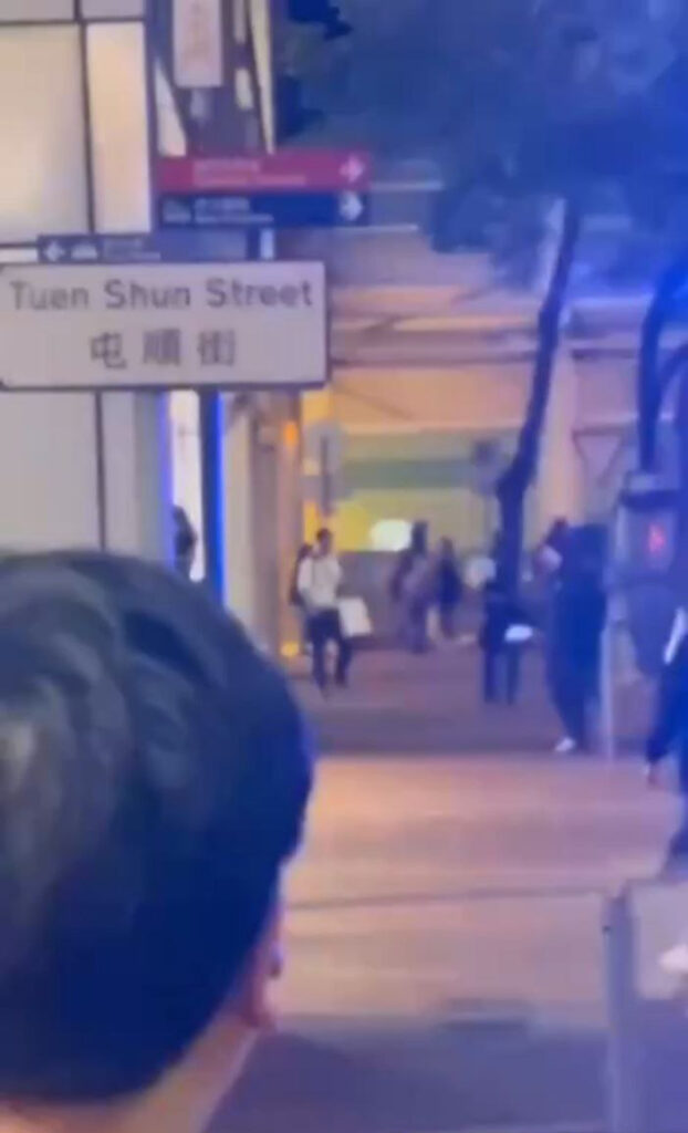 香港屯门突发暴力事件一男子手持刀具挟持人质