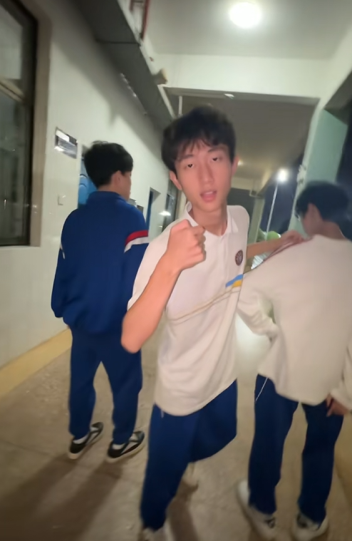 实名开锤抖音33万粉丝纯情男大六尺巷pua女友c粉事件