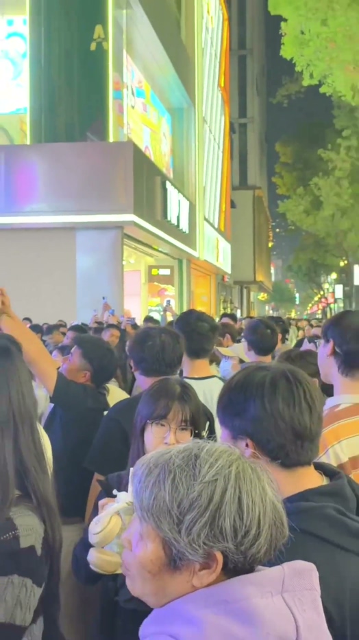 武汉江汉路步行街俄罗斯商品馆情侣吵架惹百人围观