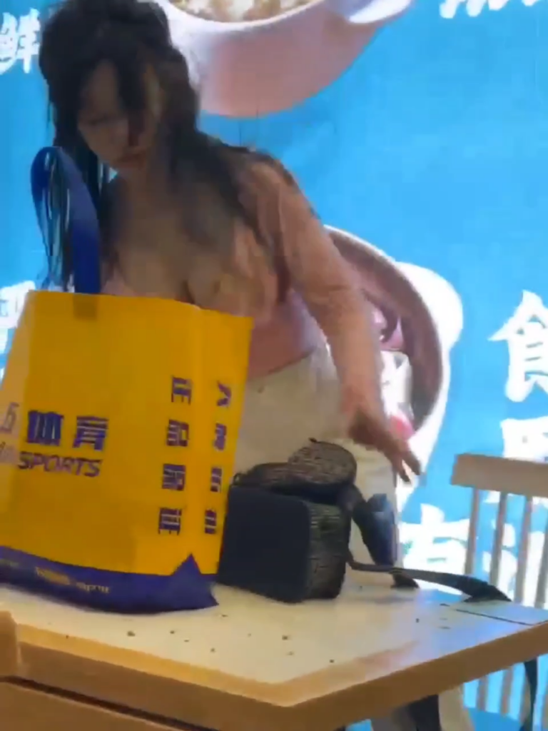 打架打出圈上海长寿路餐厅上演全武行极品大杯御姐现场对波