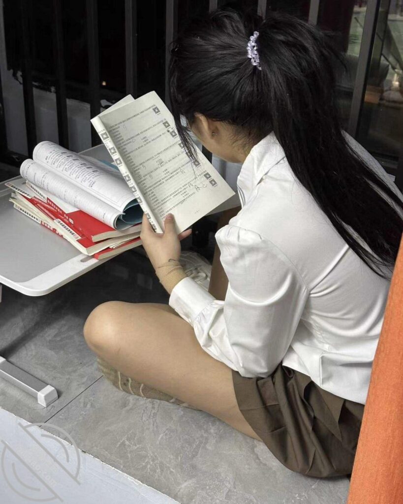 [长篇连载:我是扔气草莓]重组家庭的继女再次被我发现看影像自愉-来自海角社区的真实故事经历