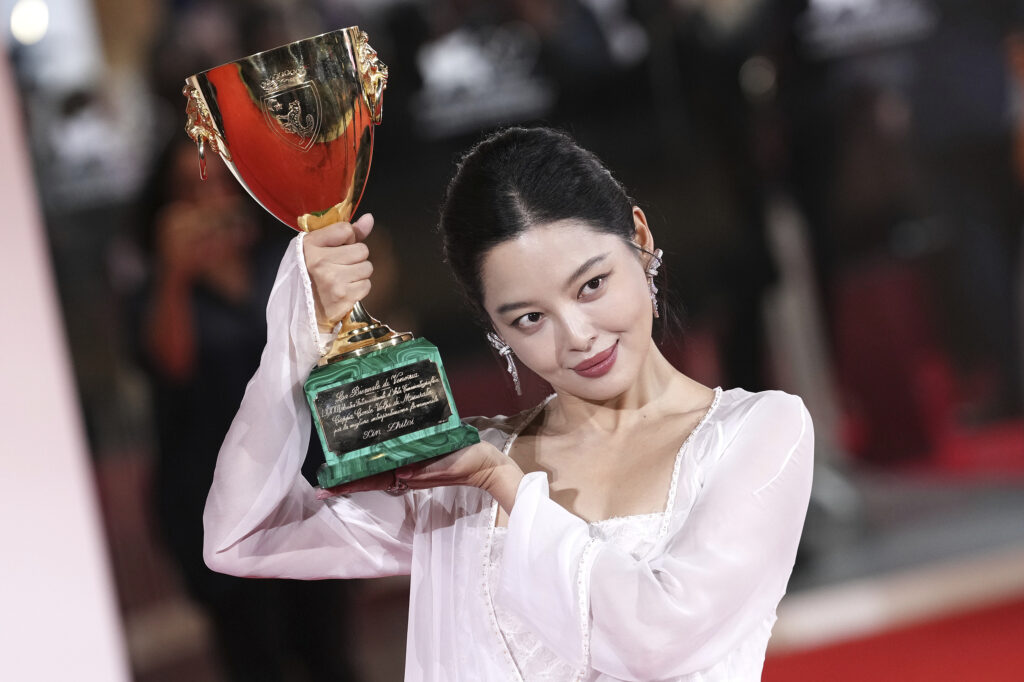 内娱撕B大战郝蕾暗讽辛芷蕾戛纳影后太水反被挖出露点片段