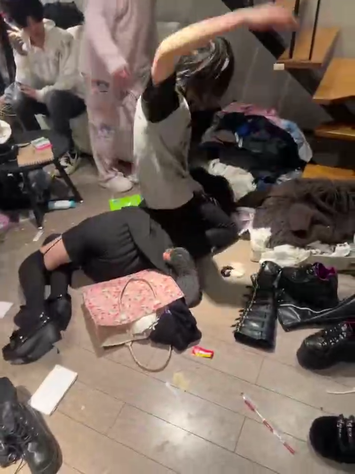 精神小妹被出轨上门抓歼又遭暴击小三还是个小偷
