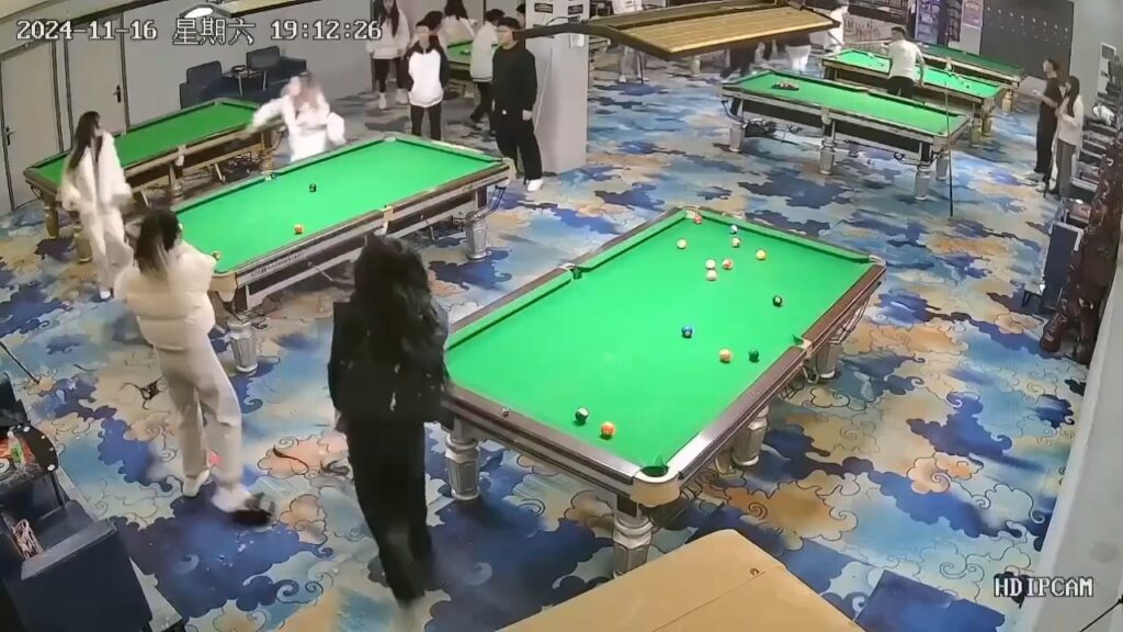 台球厅双子星精神小妹一言不合上演全武行对砍