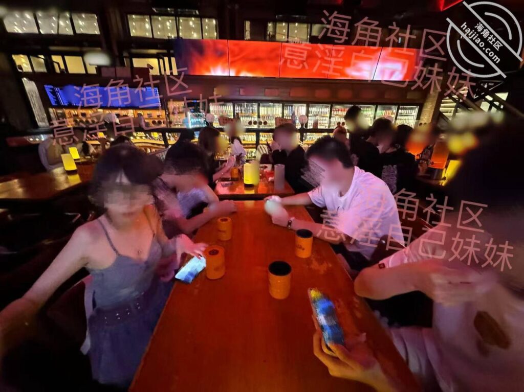 至151章节[长篇连载:意银自己妹妹]看着妹妹跟另外着姐妹进了房间就开始幻想-来自海角社区的真实故事经历