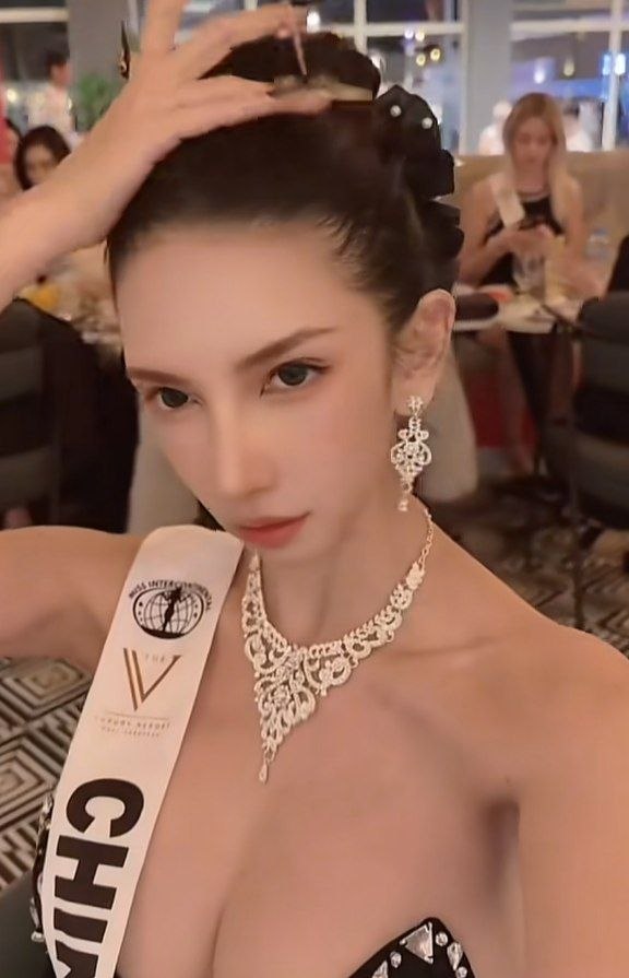 138万粉丝抖音超模赵舒淇塌房极速之夜一穿四