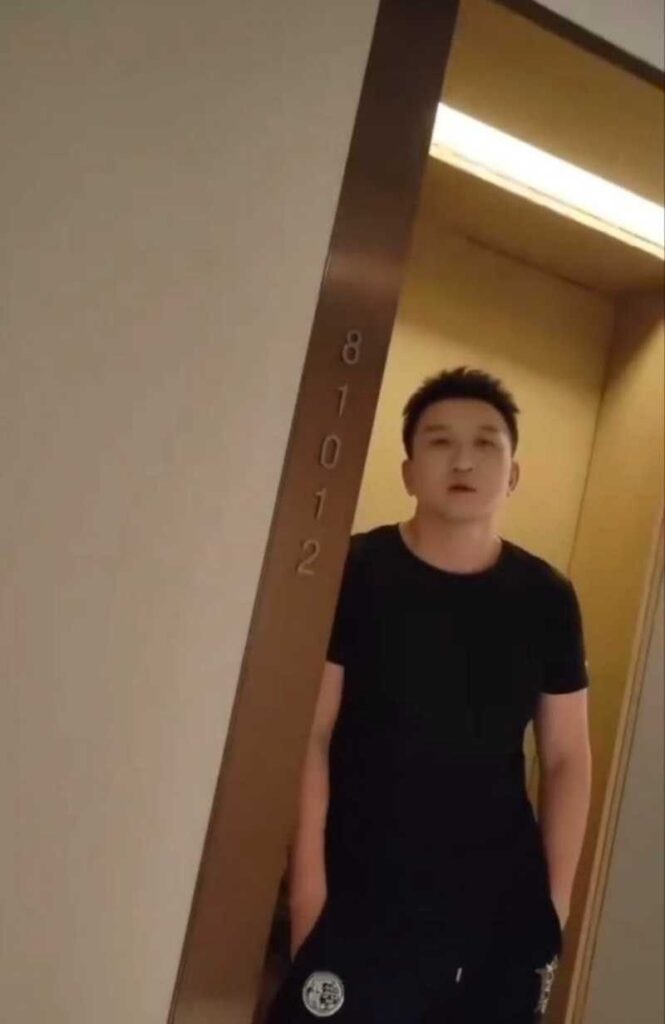 创业导师出轨翻车抖音网红妖怪ZZzAI被女友酒店当场抓歼