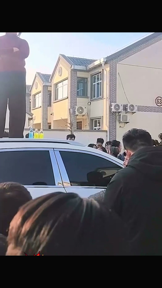 山东菏泽单线张集开年抓三原配车顶怒怼渣男完整版