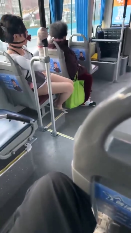 公交车惊现口球女sm圈大佬训练女友玩的还是太大了