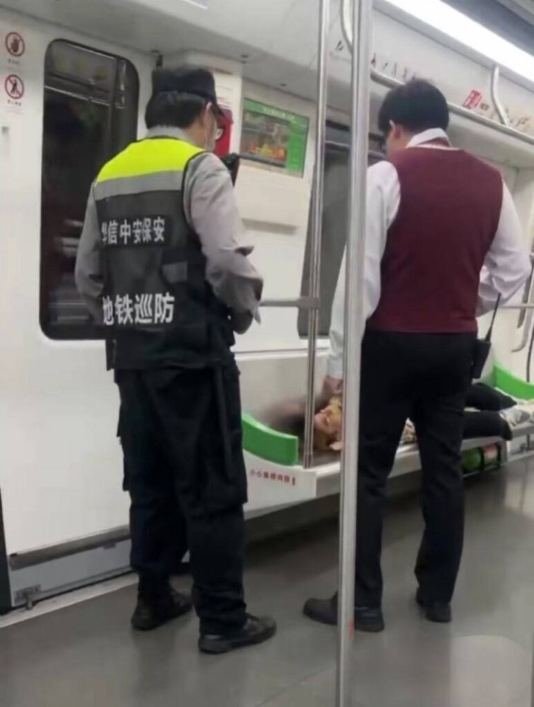 自愉哥炸裂登场南宁地铁无证机长当众施法起飞