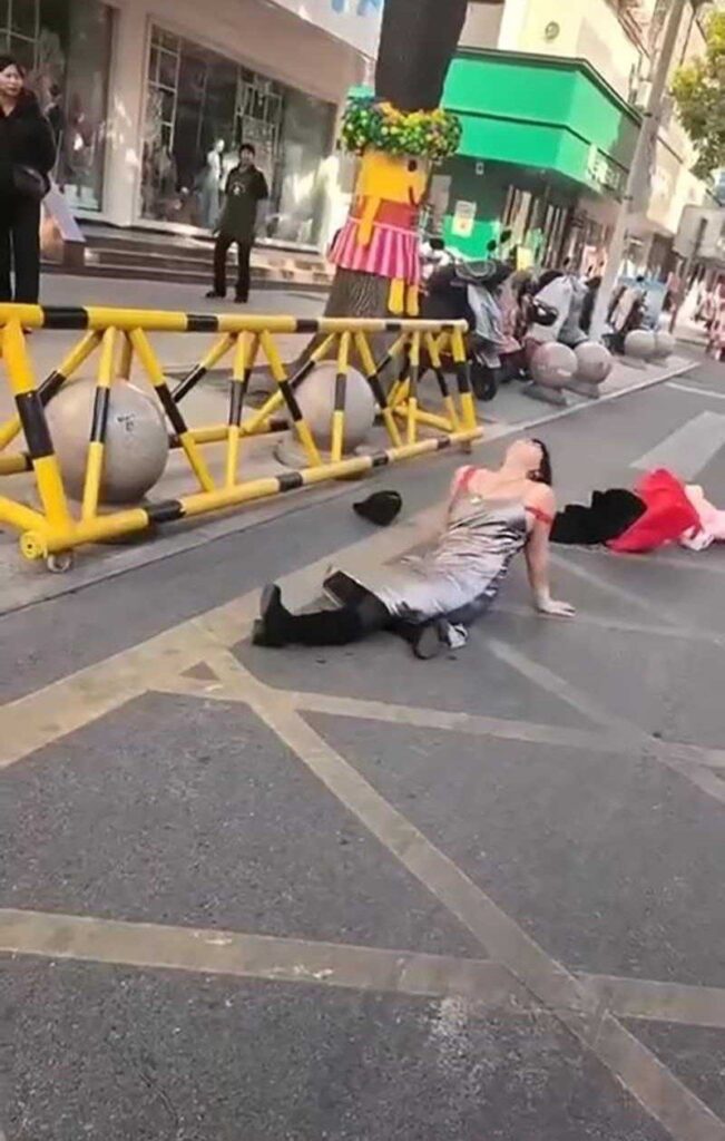 江苏泰兴大润发门前泰兴街头情绪崩溃失控撒泼打滚当众脱衣