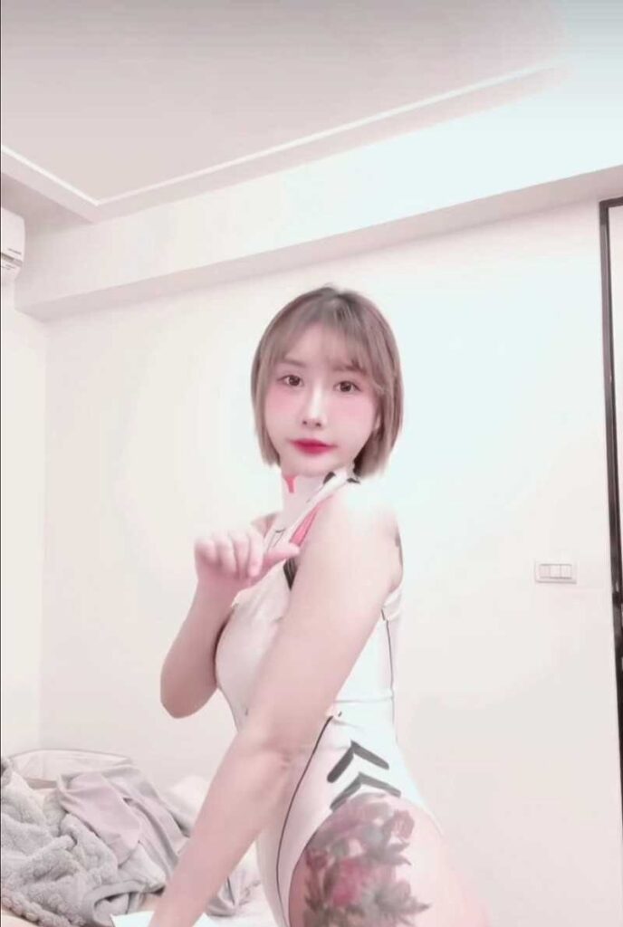 短发甜心杏妮十三万粉丝艳压群芳背后竟有段不光彩传闻