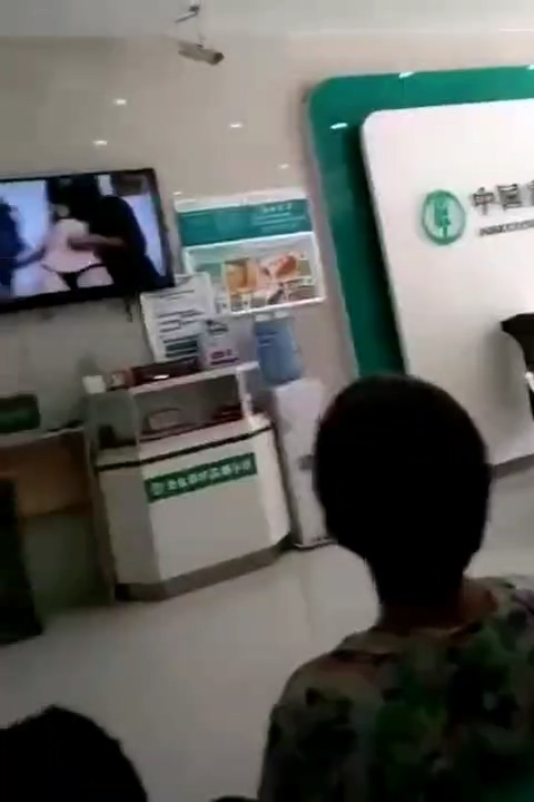 取钱不如看片存钱不如留种农业银行大厅播放小黄片