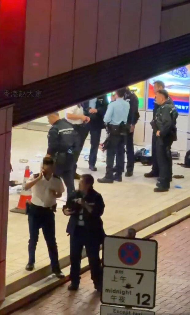 香港屯门突发暴力事件一男子手持刀具挟持人质
