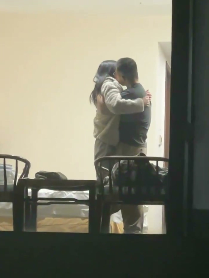 农业大学教师与学生开房私会酒店全透明玻璃直播围观