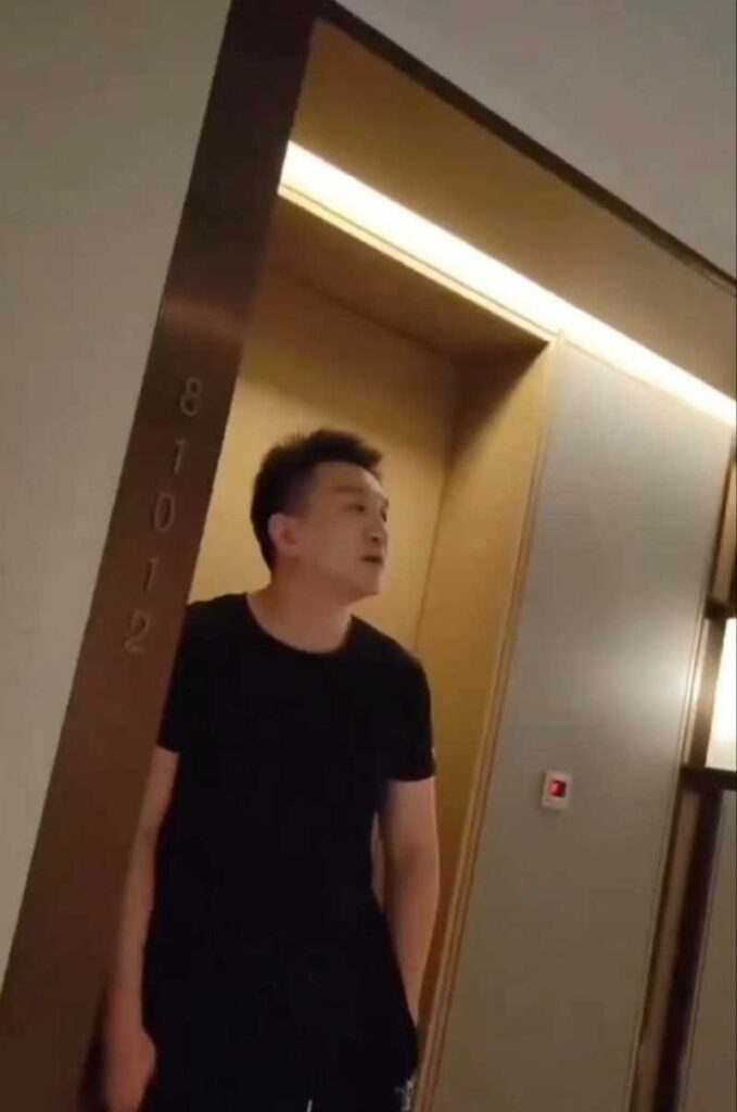 创业导师出轨翻车抖音网红妖怪ZZzAI被女友酒店当场抓歼